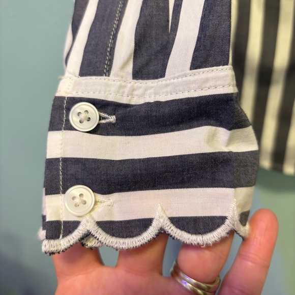 Banana Republic Women’s Gray and White Embroidered Button Down Shirt Size 0 - Picture 2 of 10